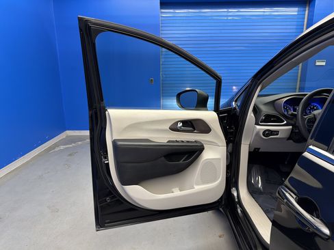 Used 2023 Chrysler Voyager LX image 10