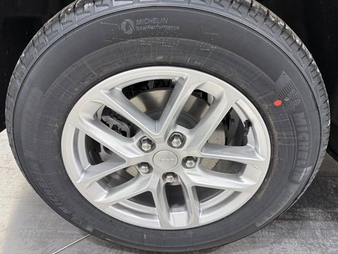 New 2025 Jeep Grand Cherokee Laredo X w/ Luxury Tech Group I AWD/4WD image 8