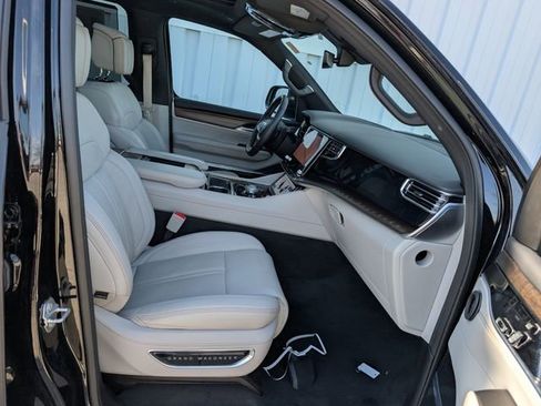 Used 2025 Jeep Grand Wagoneer 4WD image 24