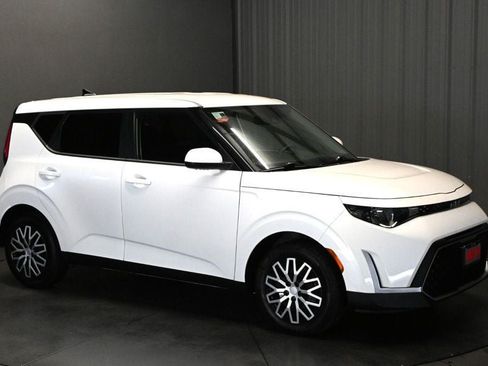 Used 2024 Kia Soul LX FWD image 3