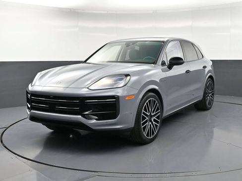 Certified 2025 Porsche Cayenne Turbo AWD/4WD image 1