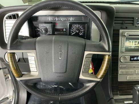 Used 2010 Lincoln Navigator L Base image 15
