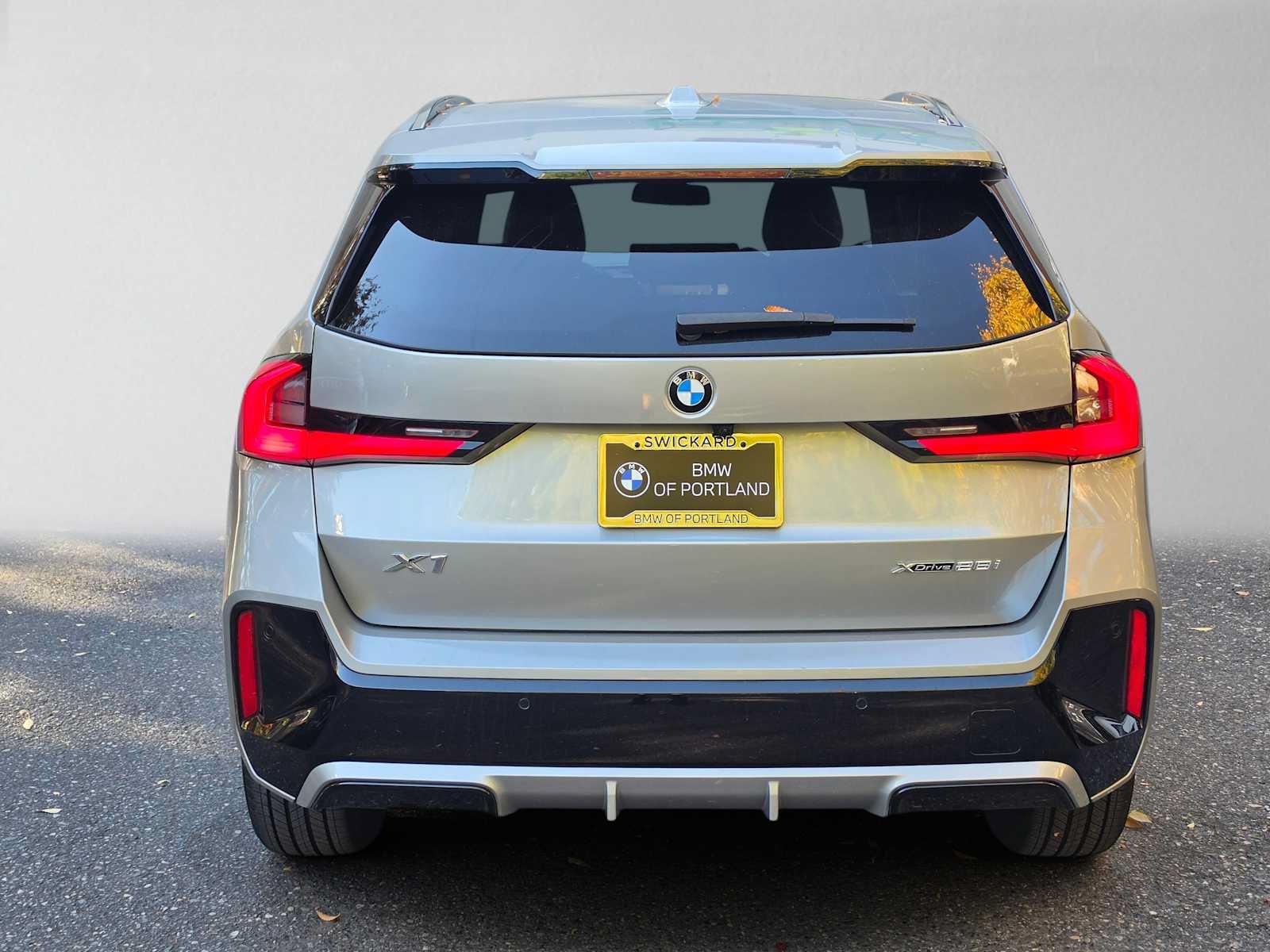 Used 2023 BMW X1 xDrive28i w/ Premium Package AWD/4WD image 4