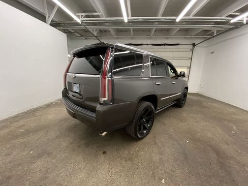 Used 2020 Cadillac Escalade Platinum image 6