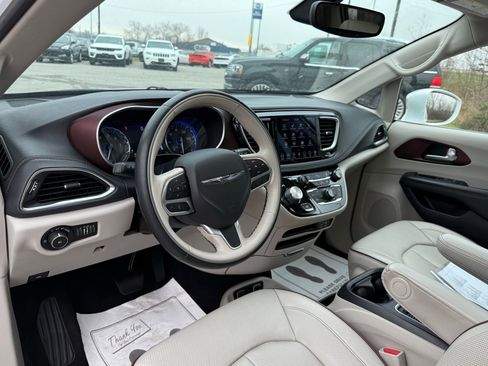 Used 2020 Chrysler Pacifica Limited image 49