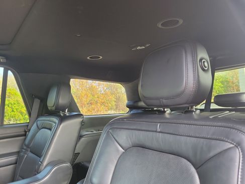 Used 2019 Lincoln Navigator Select image 11