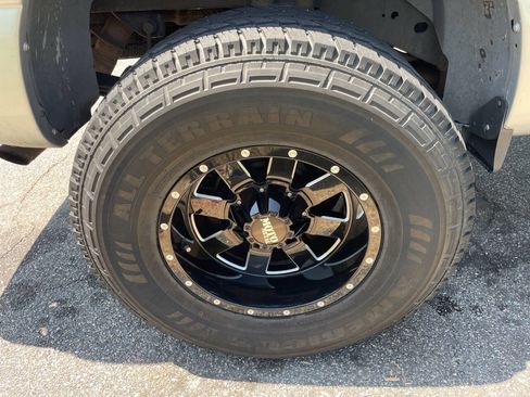 Used 2017 Nissan Titan SV image 12