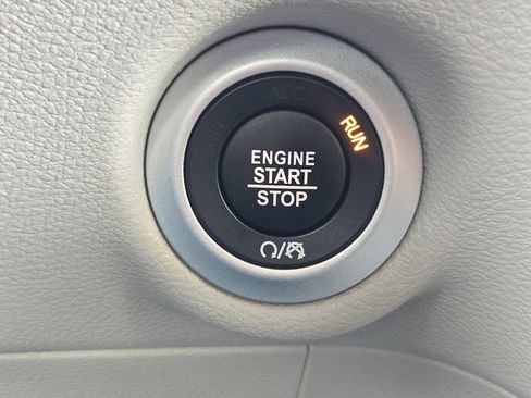 Used 2024 Chrysler Pacifica Touring-L image 14