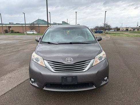 Used 2013 Toyota Sienna XLE image 9