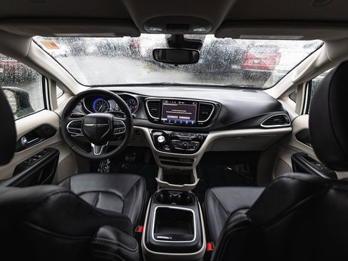 Used 2024 Chrysler Pacifica Touring-L image 31