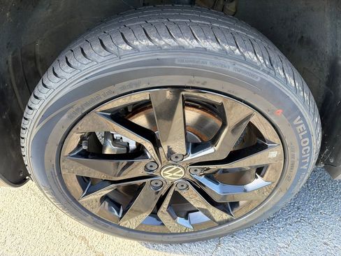 Used 2023 Volkswagen Taos SE w/ Panoramic Sunroof Package image 11