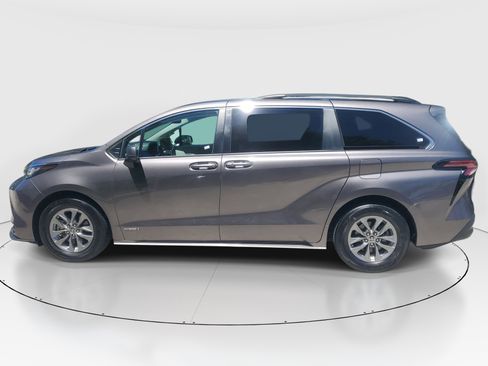 Used 2021 Toyota Sienna LE w/ LE Plus Package FWD image 6
