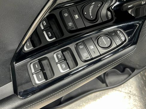 Used 2018 Kia Niro Touring FWD image 17