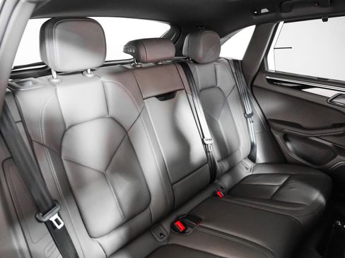 Certified 2025 Porsche Macan image 6