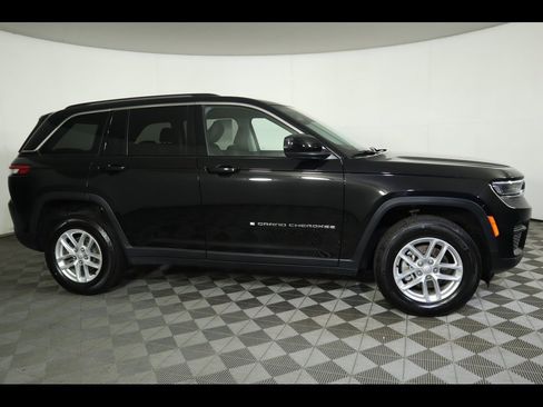 Used 2023 Jeep Grand Cherokee Laredo X image 10