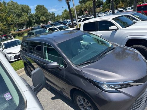 Used 2021 Toyota Sienna LE FWD image 2