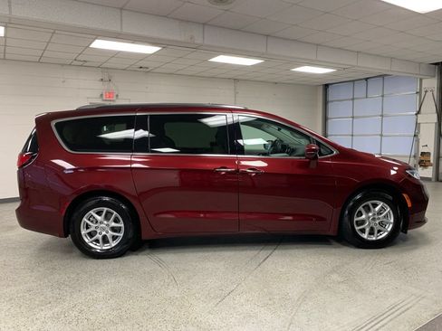 Certified 2021 Chrysler Pacifica Touring-L w/ Uconnect Theater Family Group FWD image 8