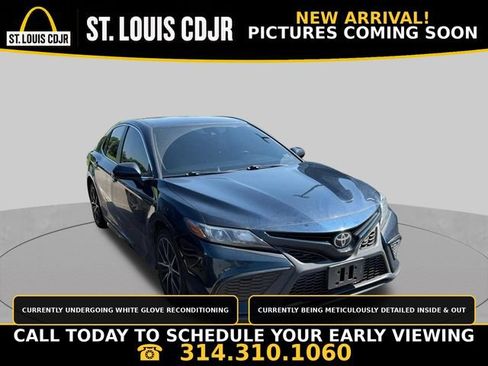 Used 2021 Toyota Camry SE FWD image 1