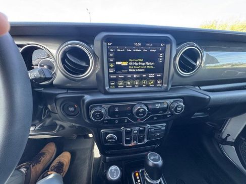 Used 2023 Jeep Wrangler Unlimited Sahara AWD/4WD image 15