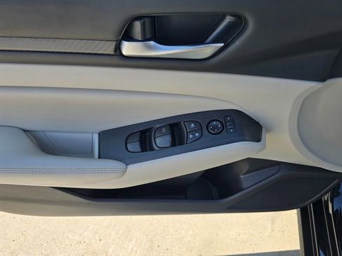 Used 2025 Nissan Altima 2.5 SV image 25