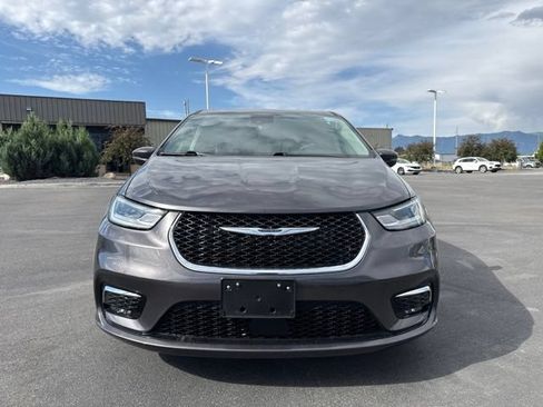 Used 2023 Chrysler Pacifica Touring-L FWD image 2