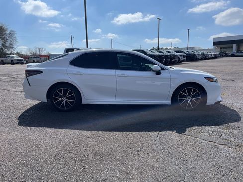 Used 2021 Toyota Camry SE image 6