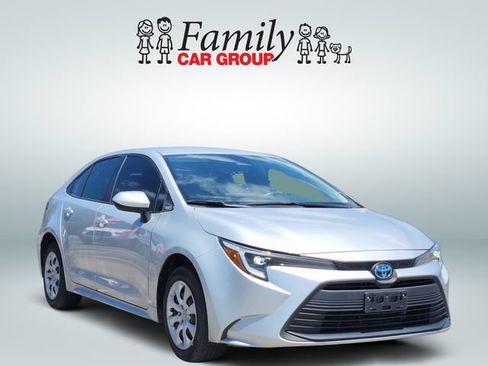 Used 2025 Toyota Corolla LE FWD image 2