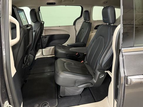 Used 2021 Chrysler Pacifica Touring-L w/ Uconnect Theater Family Group image 17