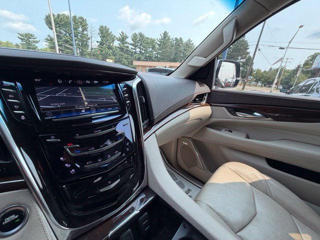 Used 2017 Cadillac Escalade ESV Luxury AWD/4WD image 27