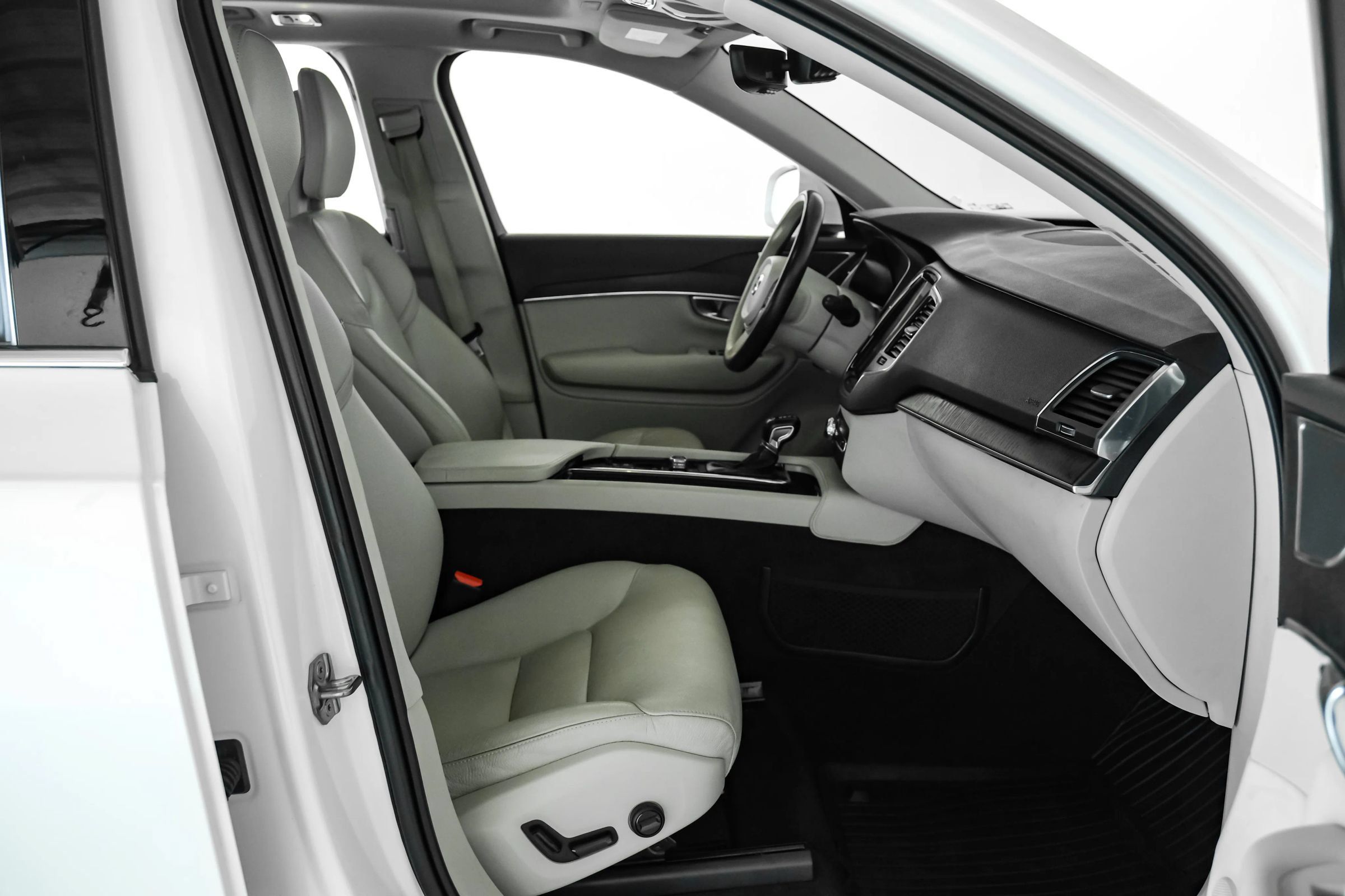 Used 2020 Volvo XC90 T5 Momentum w/ Protection Package Premier FWD image 25