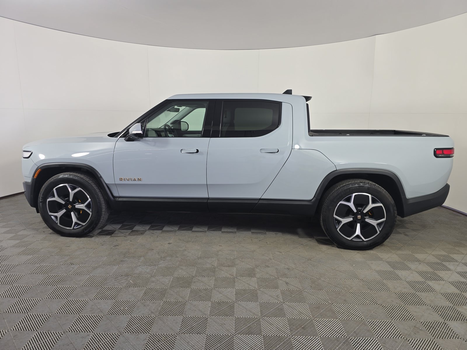 Used 2022 Rivian R1T Adventure AWD/4WD image 2