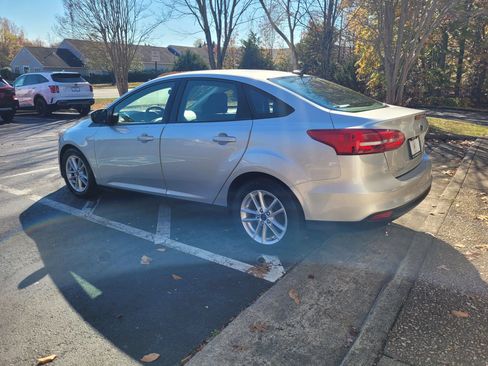 Used 2017 Ford Focus SE FWD image 4