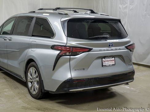 Used 2023 Toyota Sienna Platinum image 7
