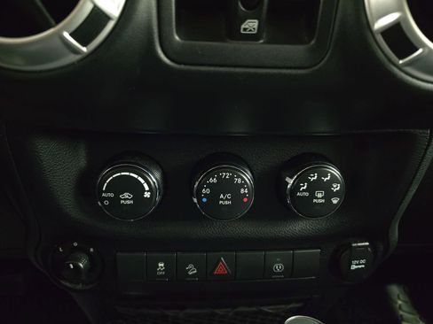 Used 2017 Jeep Wrangler Unlimited Sahara w/ Connectivity Group AWD/4WD image 24