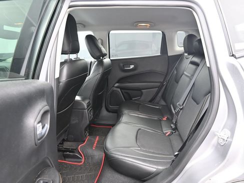 Used 2018 Jeep Compass Latitude w/ Popular Equipment Group FWD image 17