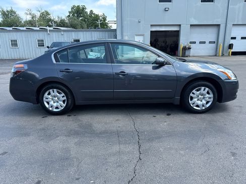 Used 2011 Nissan Altima 2.5 S FWD image 2