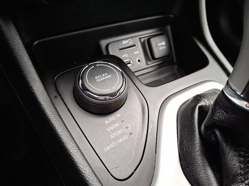 Certified 2018 Jeep Cherokee Overland image 30