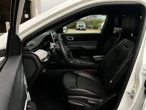 Used 2025 Jeep Compass Latitude image 10