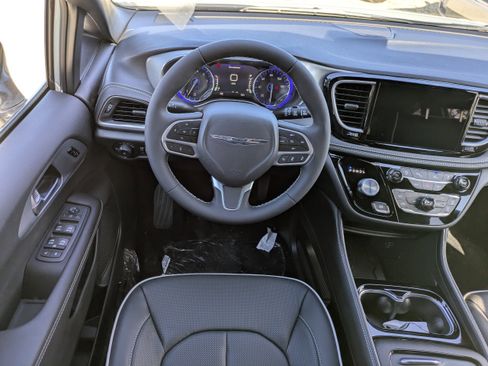 New 2026 Chrysler Pacifica Limited FWD image 14