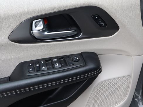 Used 2022 Chrysler Pacifica Touring-L FWD image 14