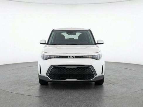 Used 2025 Kia Soul LX w/ LX Technology Package FWD image 2