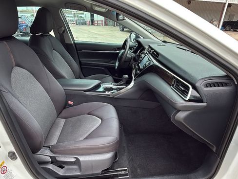 Used 2018 Toyota Camry LE FWD image 29