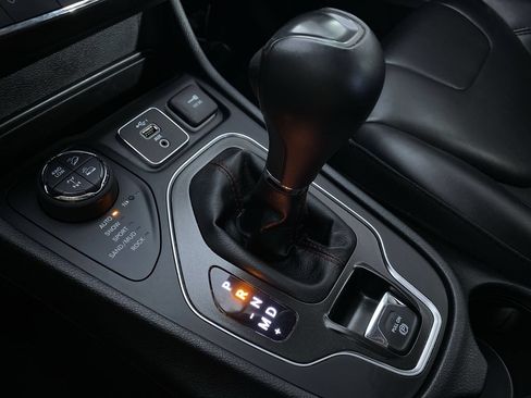 Used 2019 Jeep Cherokee Trailhawk w/ Comfort/Convenience Group AWD/4WD image 7