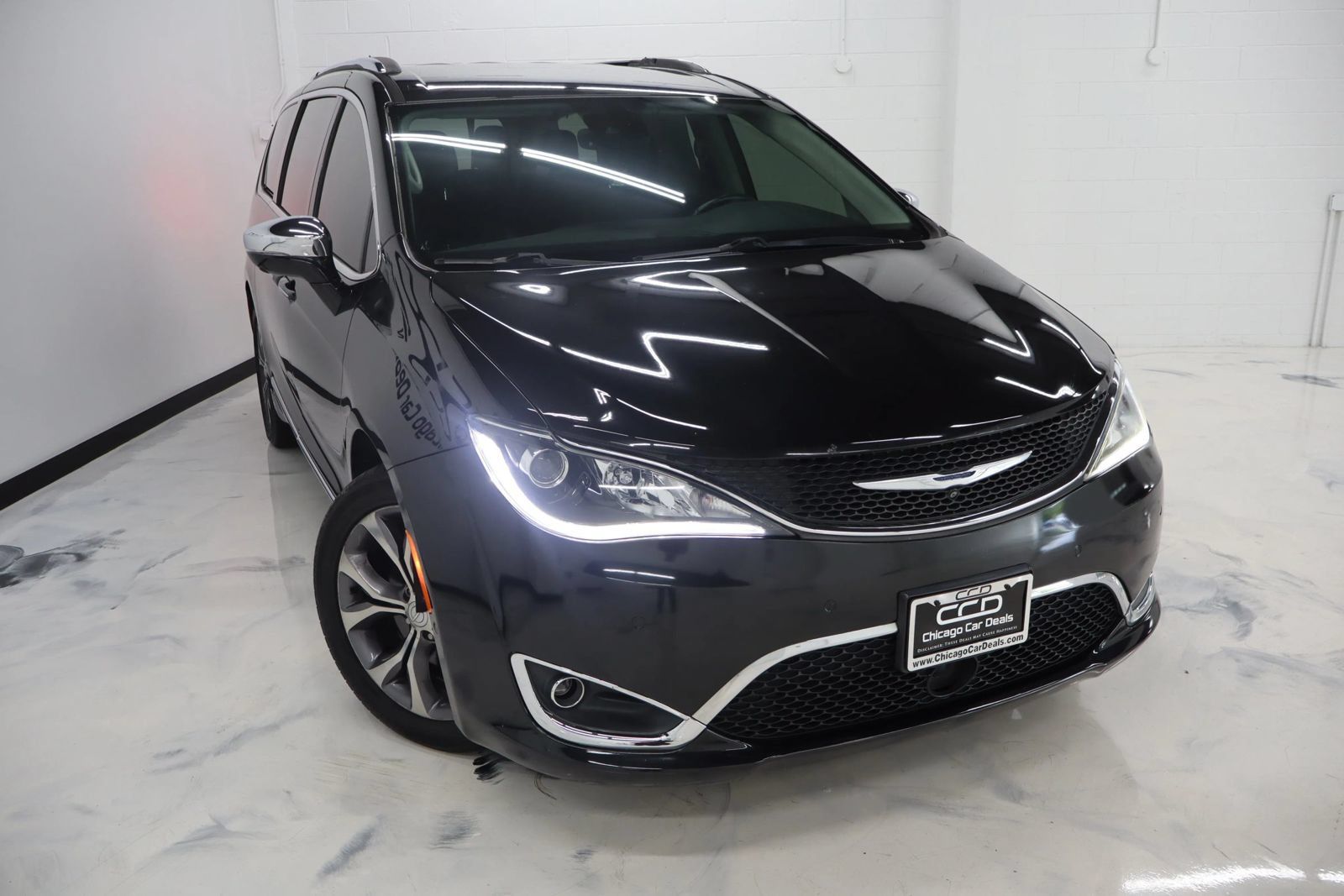 Used 2017 Chrysler Pacifica Limited w/ UConnect Theater Package FWD image 2