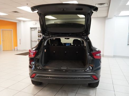 Used 2024 Chevrolet Trax LS w/ LS Convenience Package FWD image 9