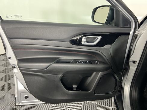 Used 2024 Jeep Compass Trailhawk image 11