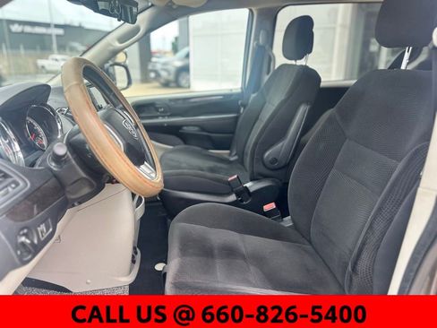 Used 2019 Dodge Grand Caravan SE w/ UConnect Hands-Free Group FWD image 12