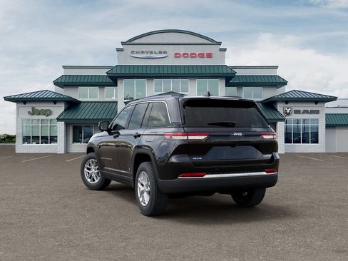 Used 2026 Jeep Grand Cherokee Laredo X AWD/4WD image 3