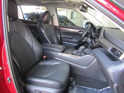 Used 2021 Toyota Highlander Limited FWD image 13