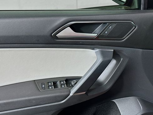 Used 2018 Volkswagen Tiguan SE w/ Panoramic Sunroof Package image 15